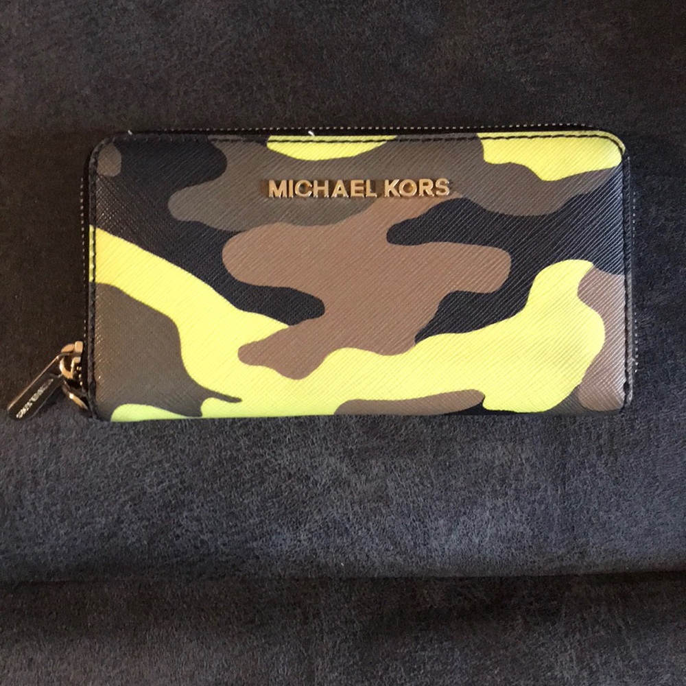 Gently worn Michael Kors Camo wallet 💚